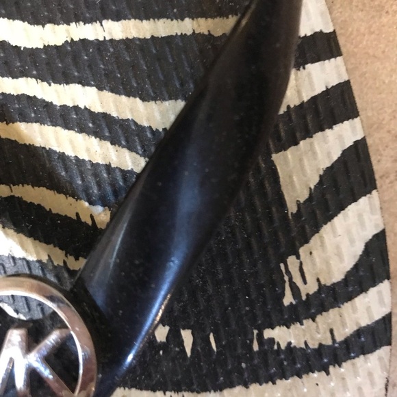 ▪️MICHAEL KORS Zebra Flip Flops - Picture 5 of 8